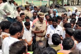 farmers protest against the hamalies in yadadri bhuvanagiri motkuru