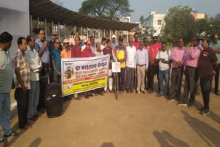 Traveling India on a bicycle with a blood donation awareness message