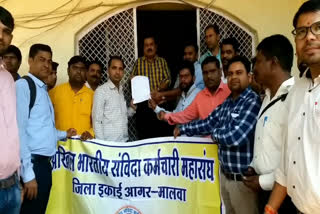 Contract workers shouted slogans giving memorandum to collector