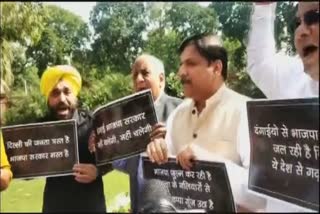 AAP  Parliament  Delhi violence  AAP protest over Delhi violence  டெல்லி வன்முறை: பாஜகவுக்கு எதிராக ஆம் ஆத்மி போராட்டம்  டெல்லி வன்முறை  பாஜகவுக்கு எதிராக ஆம் ஆத்மி போராட்டம்  சஞ்சய் சிங், அமித் ஷா, பாஜக, ஆம் ஆத்மி