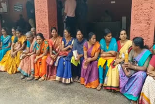 KL - Mpm - Water Issue pkg  no drinking water and 50 housewives met the collector to find a solution  കുടിക്കാൻ വെള്ളമില്ല, പരിഹാരമാവശ്യപ്പെട്ട് 50 വീട്ടമ്മമാര്‍ കലക്ടറെ കണ്ടു  മലപ്പുറം  മലപ്പുറം തിരൂര്‍ മംഗലം ഗ്രാമപഞ്ചായത്തിലെ പട്ടിക ജാതി കോളനിയിലാണ് സംഭവം