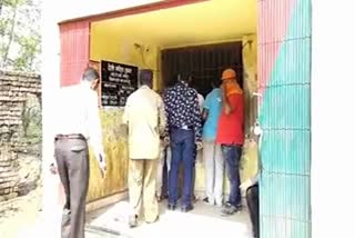 ward people Demand to shift Rampur  liquor shop