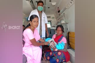 a-mother-who-gave-birth-to-a-baby-in-an-ambulance