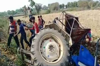 tractor-overturns-in-the-race-to-overtake-in-sheopur