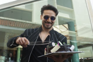 Tiger shroff celebrates birthday with paparazzi