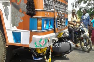 ಕಬ್ಬಿನ ಲಾರಿ-ಬೈಕ್ ನಡುವೆ ಮುಖಾಮುಖಿ ಡಿಕ್ಕಿ Collide between sugarcane lorry-bike in Mysore