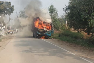 ट्रक में लगी आग