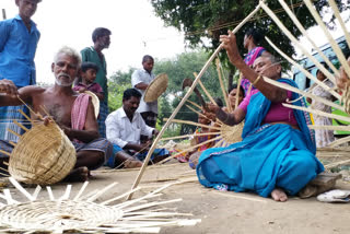 மூங்கில் கூடை  பின்னும் தொழிலாளர்கள்