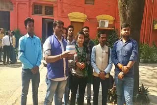 रांचीः लंच बॉक्स लेकर पहुंचे ABVP के कार्यकर्ता, प्रति कुलपति को दिया टिफिन, कहा जल्द खोलें कैंटीन