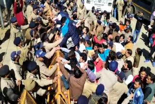 nsui protest budget session gairsain news, बजट सत्र गैरसैंण कांग्रेस का हंगामा