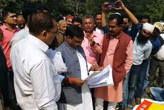 jp-hitech-castings-center-employees-hand-over-minister-kamleshwar-patel-over-demands