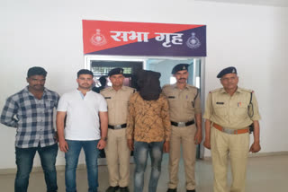 Police arrested accused from Gujarat