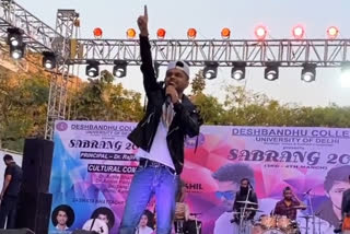 Singer Akhil performance at Deshbandhu College