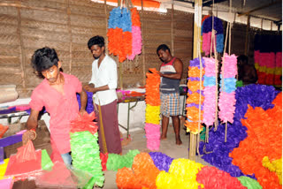 The intensity of the work of making the paper flower garland instead of the jigina