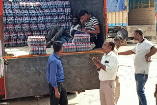 sdm-caught-a-truck-full-of-cold-drinks-in-burhanpur