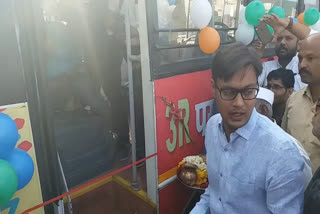 Son showed green flag to the bus due to not reaching the Health Minister Tulsi Silavat in indore