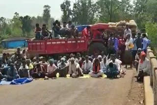 farmers blocked the road in Antagarh kanker