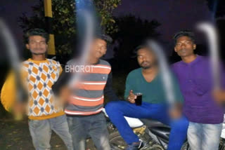 Four youths threaten, Four youths threaten on Shivamogga police, Four youths threaten on Shivamogga police news, ಪೊಲೀಸರಿಗೆ ಬೆದರಿಕೆ ಹಾಕಿದ ನಾಲ್ವರು, ಶಿವಮೊಗ್ಗ ಪೊಲೀಸರಿಗೆ ಬೆದರಿಕೆ ಹಾಕಿದ ನಾಲ್ವರು, ಶಿವಮೊಗ್ಗ ಪೊಲೀಸರಿಗೆ ಬೆದರಿಕೆ ಹಾಕಿದ ಸುದ್ದಿ,