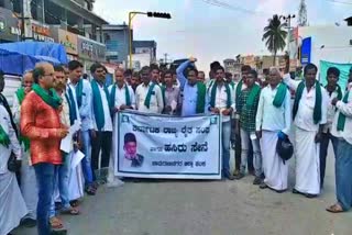 road-blockade-by-farmers-union-in-chamarajanagara