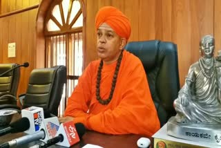 congratulations-to-cm-by-muruga-sarana-swamiji-in-chitradurga