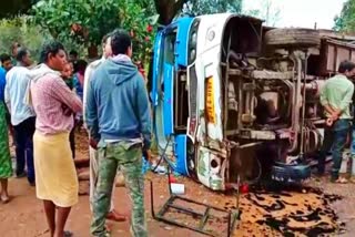 Bus full of passengers overturned uncontrolled more than 12 passengers injured