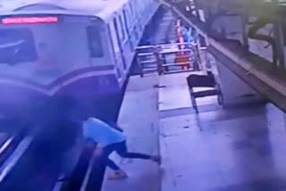 woman suicide attempt, woman suicide attempt at Kolkata, woman suicide attempt at Kolkata Gitanjali metro station, ಮಹಿಳೆ ಆತ್ಮಹತ್ಯೆಗೆ ಯತ್ನ, ಕೋಲ್ಕತ್ತಾದಲ್ಲಿ ಮಹಿಳೆ ಆತ್ಮಹತ್ಯೆಗೆ ಯತ್ನ, ಕೋಲ್ಕತ್ತಾದ ಗೀತಾಂಜಲಿ ಮೆಟ್ರೋ ನಿಲ್ದಾಣದಲ್ಲಿ ಮಹಿಳೆ ಆತ್ಮಹತ್ಯೆಗೆ ಯತ್ನ,