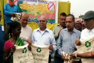 distributes cloth bags on behalf of environmental protection in dhanbad