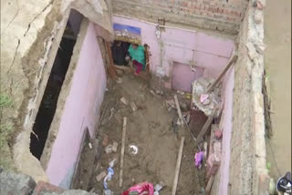 four killed in roof collapse  four killed in punjab  roof collapse in amritsar  four killed in Mule Chak locality of Amritsar  amritsar roof collapse  വീടിന്‍റെ മേല്‍ക്കൂര തകര്‍ന്നു  ചണ്ഡിഗഡ്  ഇരട്ട കുട്ടികളും മരിച്ചു  അമൃത്സര്‍