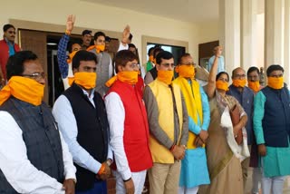 भाजपा विधायकों का विधानसभा के बाहर 'कोरोना' प्रदर्शन, मुंह पर पट्टा बांध कर किया विरोध