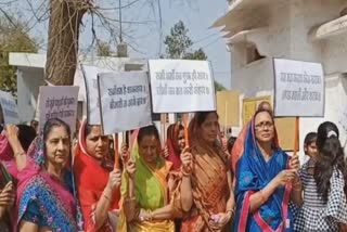 Many organizations held silent rally