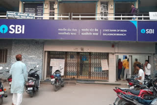 woman stole bags worth Rs 2 lakh at Balasinor SBI in mahisagar district, The entire incident captured in the CCTV camera