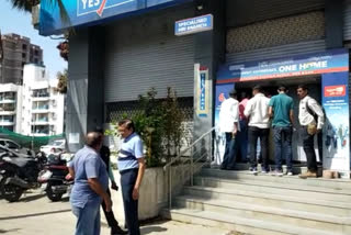 crowd of people gathering to windrow money from Yes Bank In Valsad