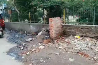 Due to lack of toilet in Mayapuri of West Delhi, people have to face a lot of trouble.