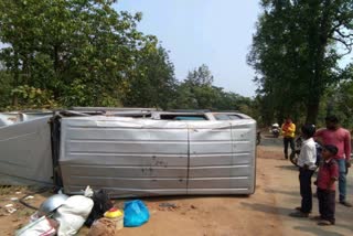 Speed Vehical overturned in Surajpur