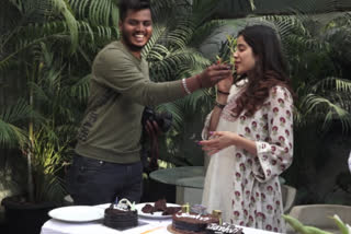 Janhvi kapoor, Janhvi kapoor news, Janhvi kapoor updates, Janhvi kapoor celebrates birthday with shtterbugs, Janhvi kapoor birthday photo viral, जान्हवी कपूर, जान्हवी कपूर ने पैपराजी संग मनाया जन्मदिन, जान्हवी कपूर का बर्थडे वीडियो हुआ वायरल