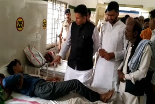 Seeing two patients on one bed, Minister Jitu Patwari rages at CMHO in shajapur district hospital