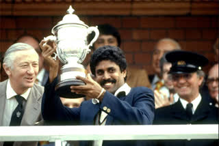 This-Is-83--Ranveer-Singh-recreates-Kapil-Dev-holding-World-Cup