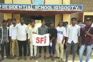 dharna-of-sfi-leaders-in-bouquet-to-suspend-gurukul-school-warden