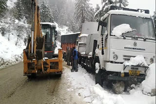 Vehicles skid due to snow in Kufri