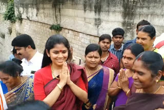 sanchaitha gajapathi visited simhachalam lord appanna by walk