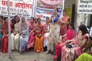 Women sitting on dharna demanding air service in Bilaspur