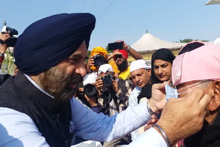 sirsa distributed mask in bangla sahib in delhi