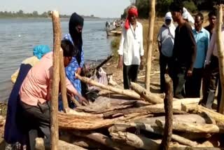 daughters-gave-shoulder-to-mothers-bier-in-itarsi-tehsil-of-hoshangabad