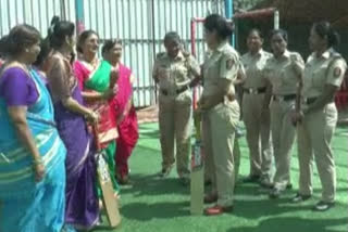 cricket-match-organized-between-policewomen-and-matru-sewa-foundations-women-in-thane