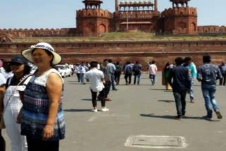 decrease in the number of tourists in delhi