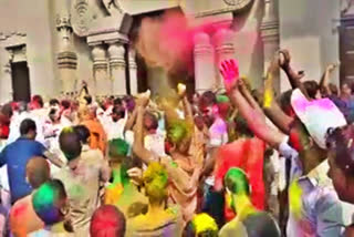 bengali-celebrating-dol-festival-a-day-before-holi-in-kolkata