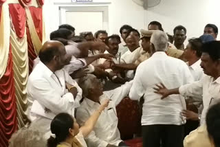 ycp leaders fight infront of home minister sucharitha at pedanandipadu guntur district