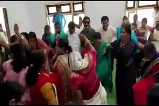 pcc cheif mohan markam dance with women congress commitee in kondagaon