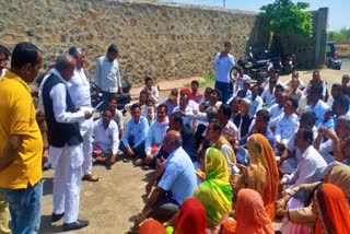 पैराटीचर शिक्षाकर्मियों का धरना,बाड़मेर में धरना, Picket in Barmer, Paratiture education workers