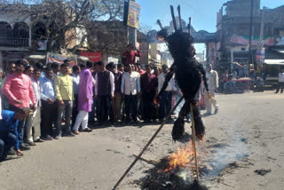 हड़ताली शिक्षकों ने CM नीतीश का पूतला फूंका